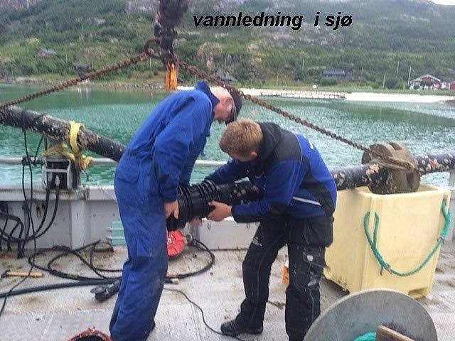 To ansatte arbeider på båt