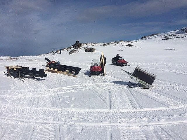 Ansatte på fjellet med diverse utstyr